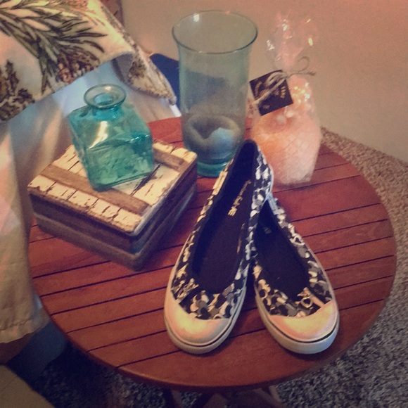 American Eagle Heart Flats - Picture 2 of 6